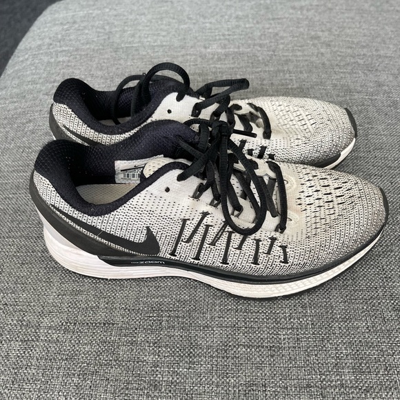 Well loved Nikes - Picture 5 of 7